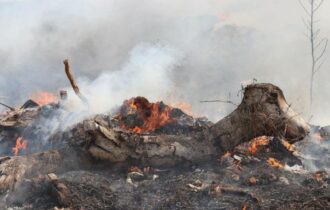 Incêndio de grandes proporções atinge lixão de Itacoatiara