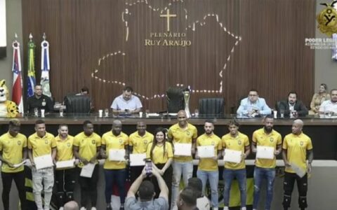 Na mira do TCE-AM, Joana homenageia Amazonas FC na Aleam