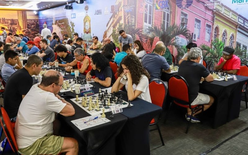 Torneio de xadrez reúne mais de cem estudantes em escola da zona