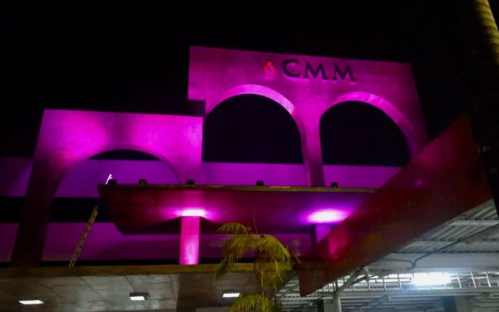 CMM recebe iluminação temática em alusão à campanha ‘Outubro Rosa’