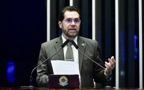 Plínio vota pela extinção das cotas raciais, mas emenda é rejeitada