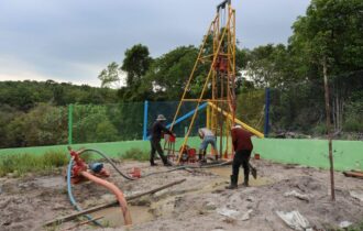 Poço artesiano é perfurado para atender 60 famílias castigadas pela seca em Manaus