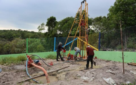 Poço artesiano é perfurado para atender 60 famílias castigadas pela seca em Manaus