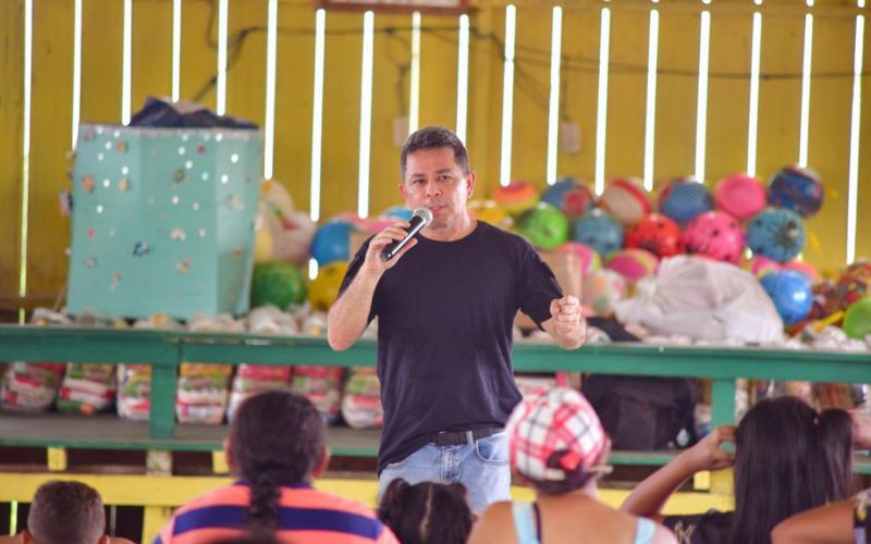 Tadeu de Souza entrega ajuda humanitária a comunidades da RDS Rio Negro
