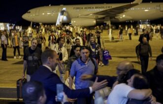 Avião com 211 brasileiros fugindo da guerra chega em Brasília