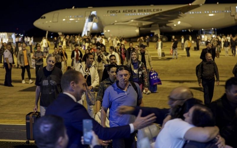 Avião com 211 brasileiros fugindo da guerra chega em Brasília