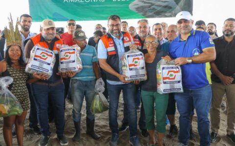 Mil toneladas de alimentos chegam em comunidades isoladas pela seca no AM