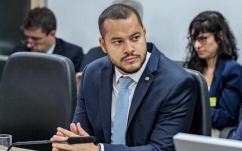 Adail Filho pode perder cadeira na Câmara para Pauderney?