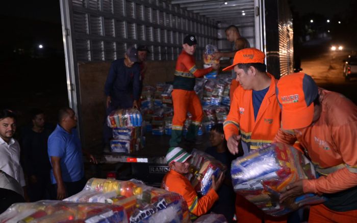 Balsa da Prefeitura de Manaus com alimentos (Foto: Dhyeizo Lemos / Semcom)