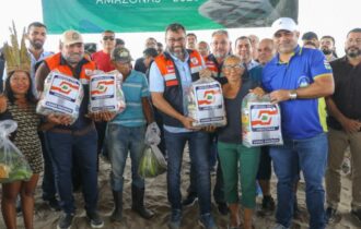 Mil toneladas de alimentos chegam em comunidades isoladas pela seca no AM