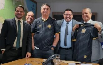 Presente dado por delegado a Bolsonaro não representa o clube, diz Amazonas FC