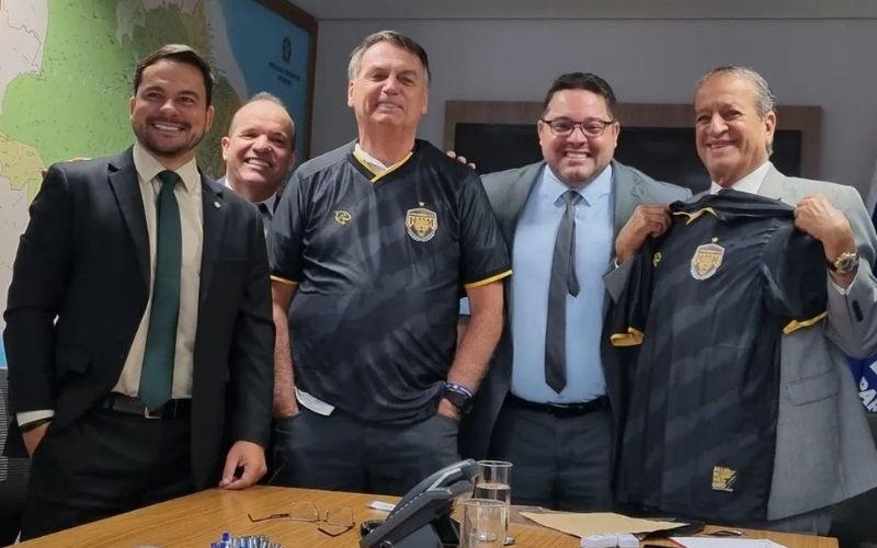 Presente dado por delegado a Bolsonaro não representa o clube, diz Amazonas FC