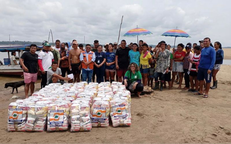 Famílias de comunidades rurais de Alvarães afetadas pela estiagem recebem cestas básicas