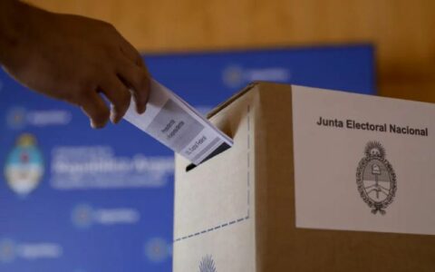 35 milhões de argentinos devem eleger o novo presidente neste domingo