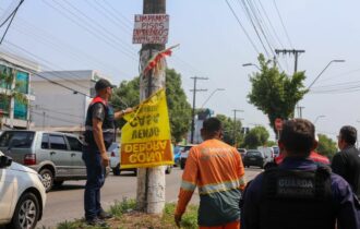 Banners e cavaletes irregulares são retirados de avenidas de Manaus