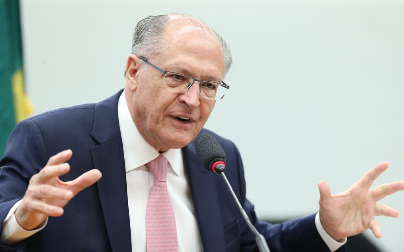 Baixo crescimento do Brasil nas últimas décadas se deve a impostos e juros altos, diz Alckmin