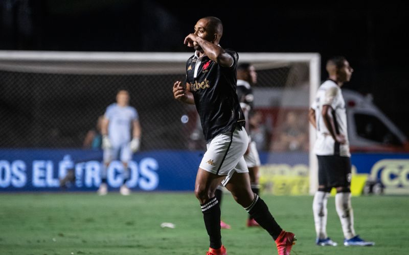 Vasco vence o líder Botafogo por 1 a 0 e deixa a zona de rebaixamento