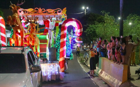 ‘Parada Natalina’ leva encanto às ruas da zona Centro-Oeste