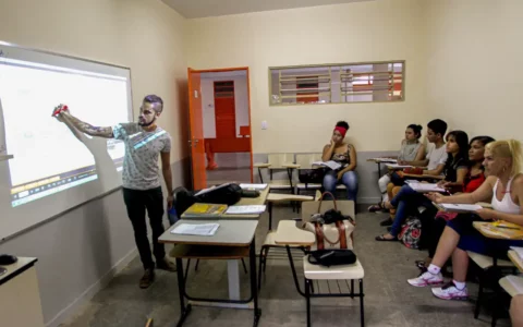 Senado aprova projeto que incentiva conclusão do ensino médio