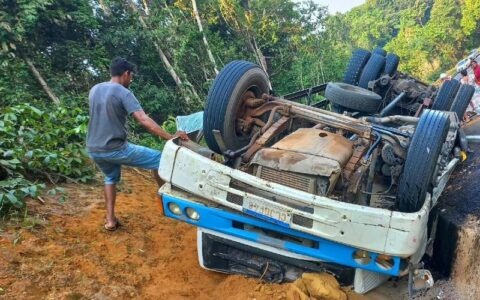 Treze pessoas ficam feridas em acidente com caminhão no AM