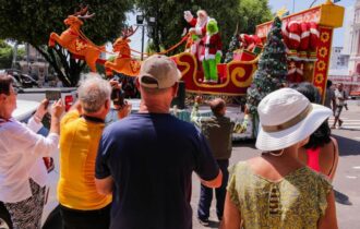 Carros alegóricos da 5ª 'Parada Natalina' percorrem o Centro de Manaus