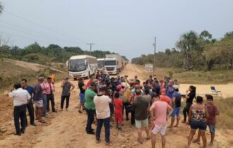 Manifestantes bloqueiam passagem de veículos na BR-319