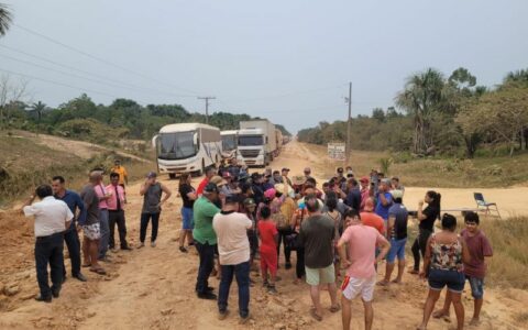 Manifestantes bloqueiam passagem de veículos na BR-319