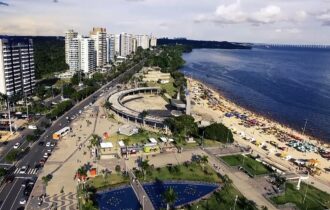 Imagem colorida mostra Praia da Ponta Negra