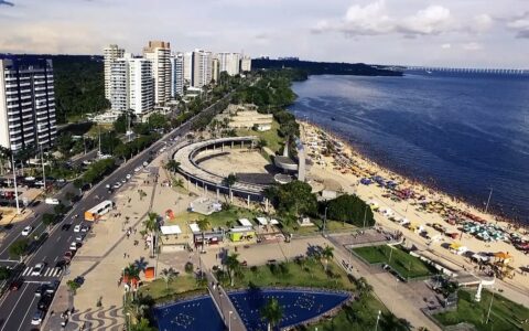 Imagem colorida mostra Praia da Ponta Negra