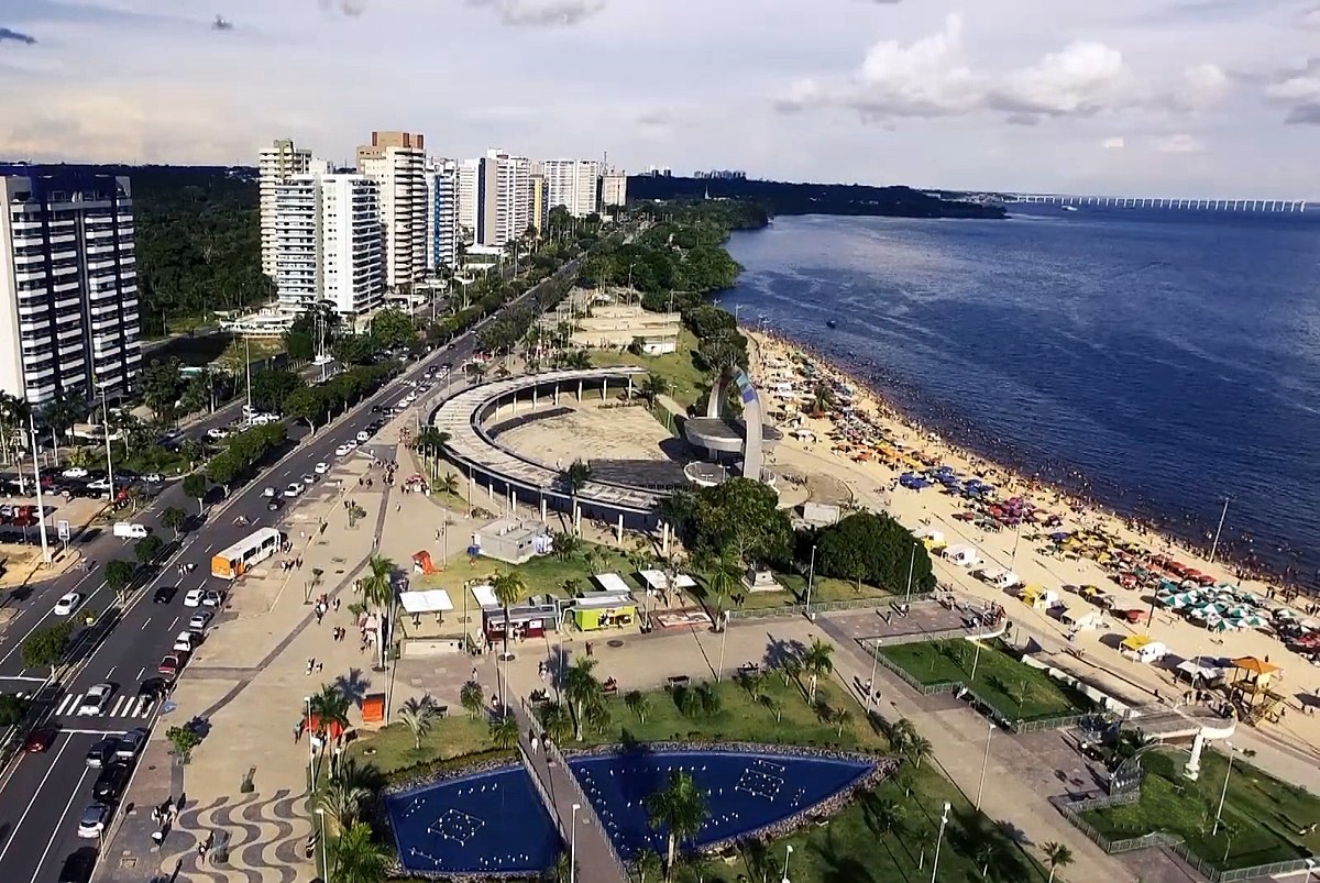 Imagem colorida mostra Praia da Ponta Negra