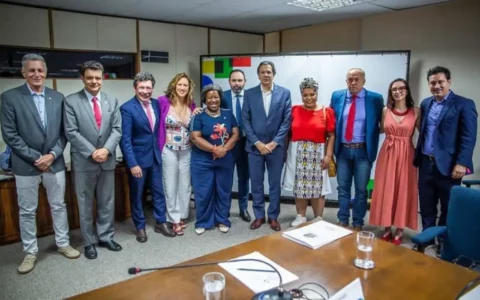Imagem colorida mostra Haddad após reunião com parlamentares