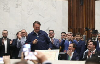 Imagem colorida mostra Jair Bolsonaro no plenário da Assembleia Legislativa do Paraná