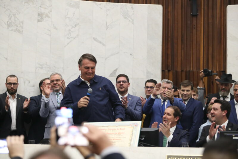 Após receber título de cidadão paranaense, Bolsonaro compara Lula a Fidel Castro