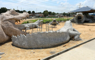 Esculturas de animais gigantes impressionam em cenário do Parque Amazonino Mendes