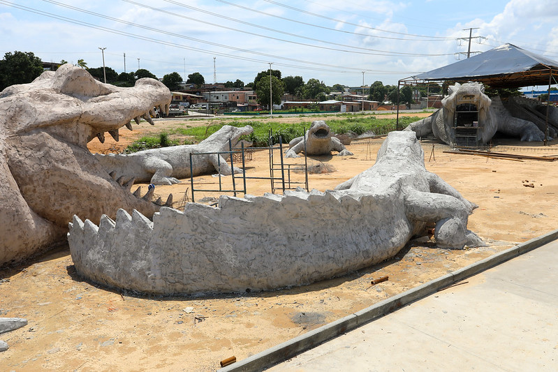 Esculturas de animais gigantes impressionam em cenário do Parque Amazonino Mendes