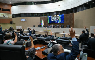 Imagem colorida mostra votação no plenário da CMM