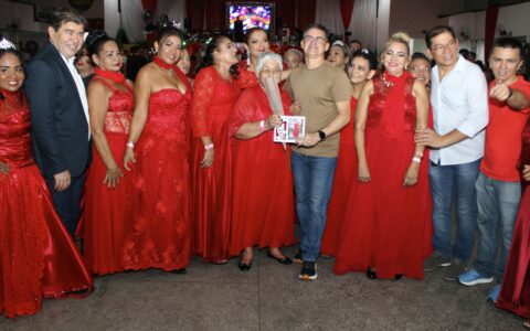 Prefeitura oferece baile de debutantes para idosas no Morro da Liberdade
