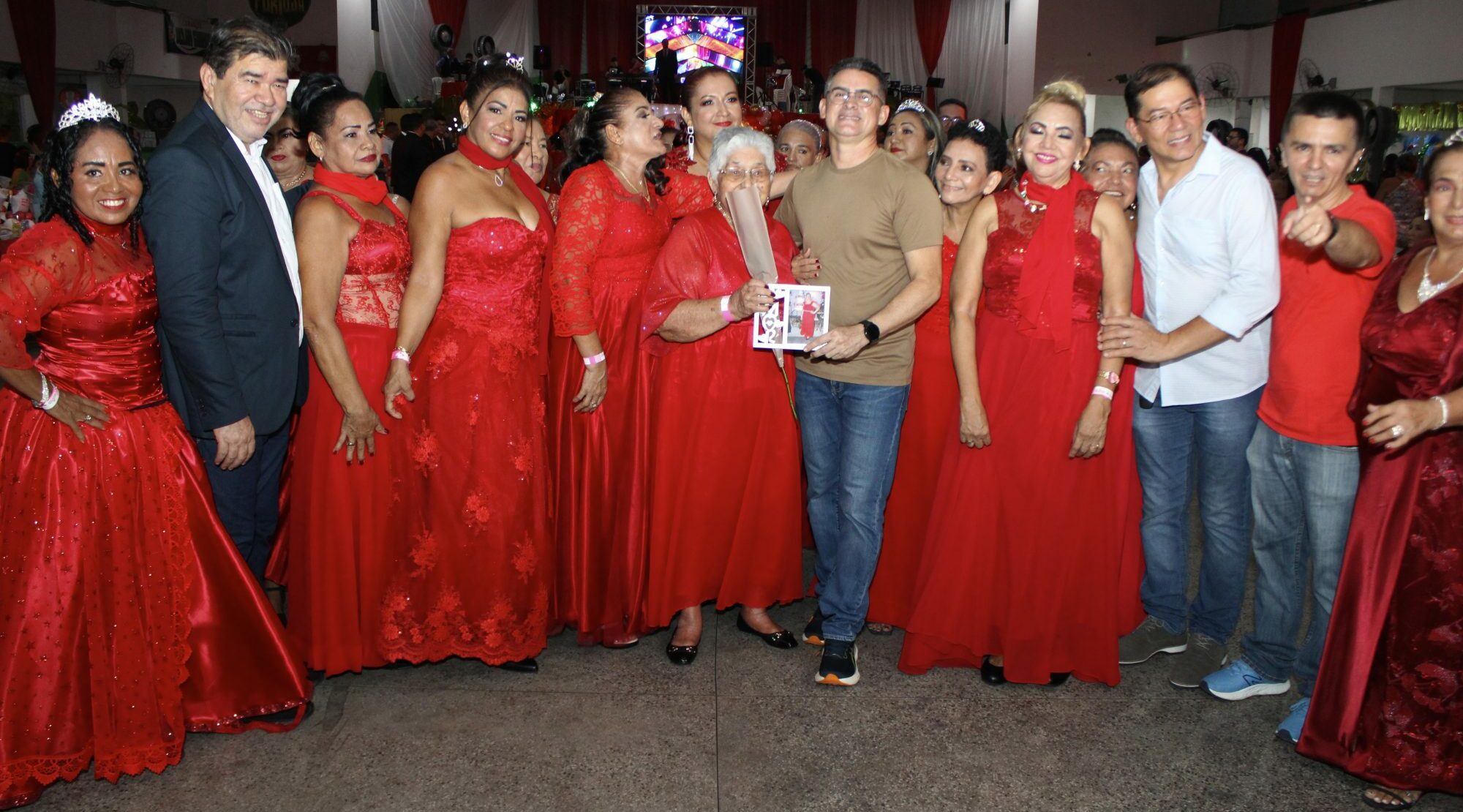 Prefeitura oferece baile de debutantes para idosas no Morro da Liberdade