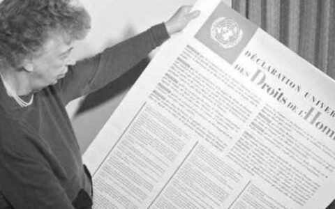 Imagem colorida mostra a diplomata e embaixadora dos Estados Unidos segurando o documento da Declaração Universal do Direitos Humanos