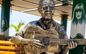 Imagem colorida mostra estátua de Gilberto Gil em Copacabana