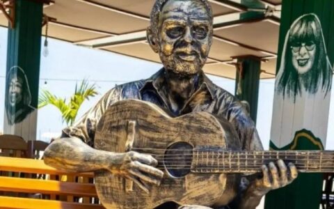 Imagem colorida mostra estátua de Gilberto Gil em Copacabana