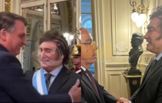 Imagem colorida mostra Jair Bolsonaro cumprimentando Milei e Mauro Viana a direita também cumprimentando Milei posteriormente