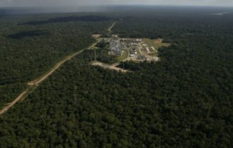 Imagem colorida mostra Vista aérea do campo de Japiim, na Bacia do Amazonas
