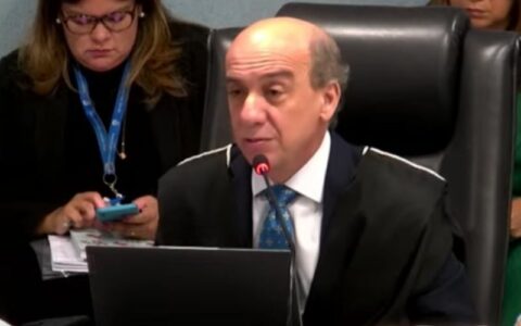 Érico Desterro reclama ao ter pedidos negados pela presidência do TCE-AM