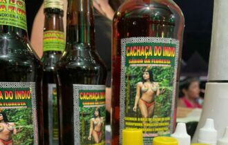 Bebida alcoólica artesanal, 'cachaça do índio' atrai visitantes na 45º ExpoAgro
