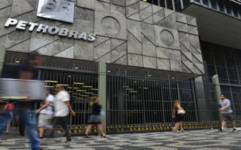 Petrobras tem concurso para nível técnico com 916 vagas e salário inicial de R$ 5.878,82