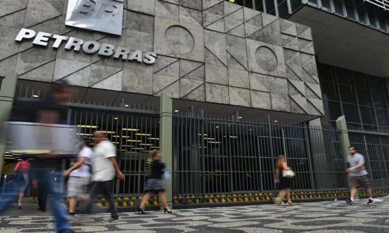 Petrobras tem concurso para nível técnico com 916 vagas e salário inicial de R$ 5.878,82