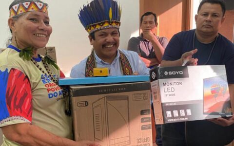 Indígenas são contemplados com computadores doados pelo Governo do Amazonas