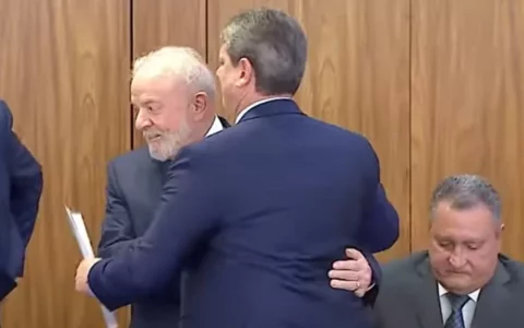 Em momento de improviso, Lula chama bolsonarista Tarcísio para discursar