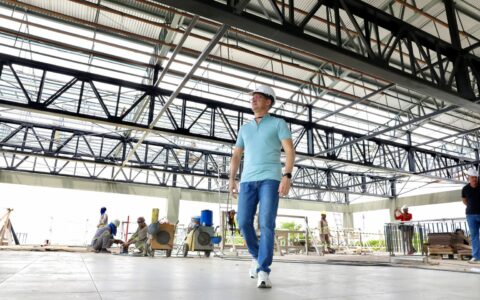 Prefeito vistoria serviços de instalação e montagens executadas em obras do ‘Nosso Centro’